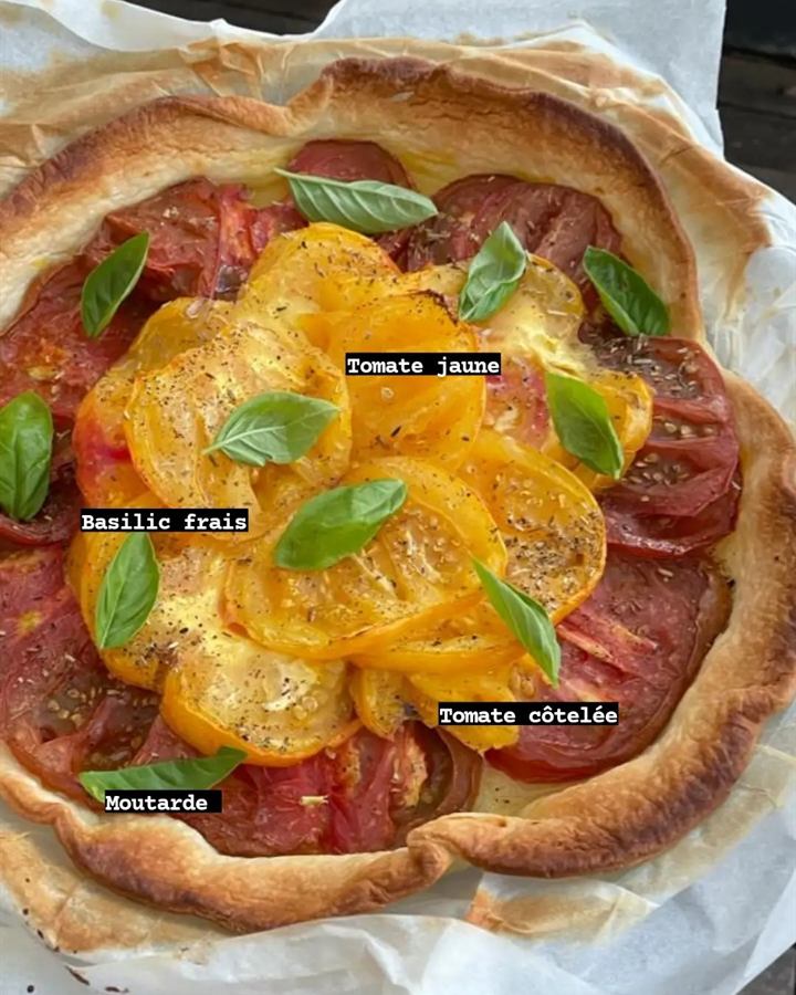 Tarte fine aux tomates jaunes et côtelées, moutarde et basilic