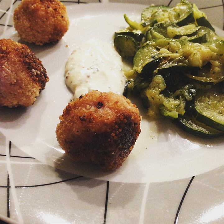 Courgettes sauce citronnée et boulettes panées