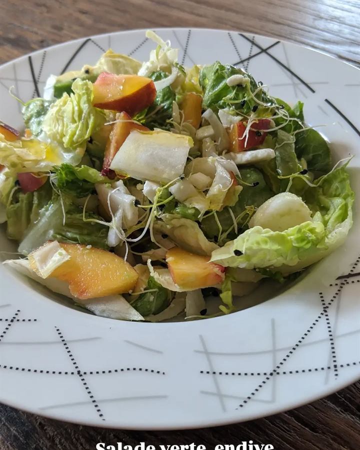 Salade verte, endive, nectarine, feta et avocat