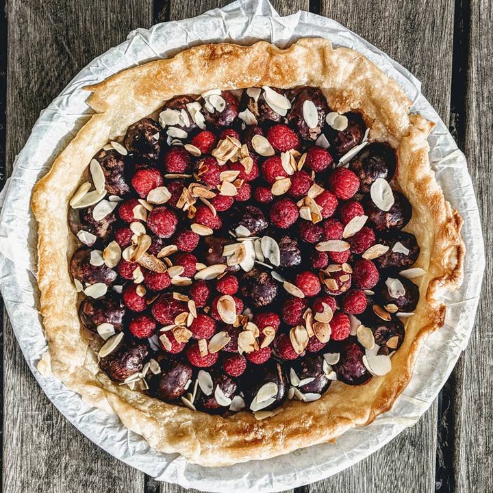 Tarte framboises, prunes et amandes