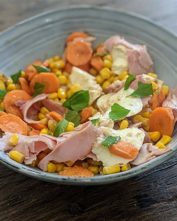 Salade maïs, jambon, mozzarella et carottes