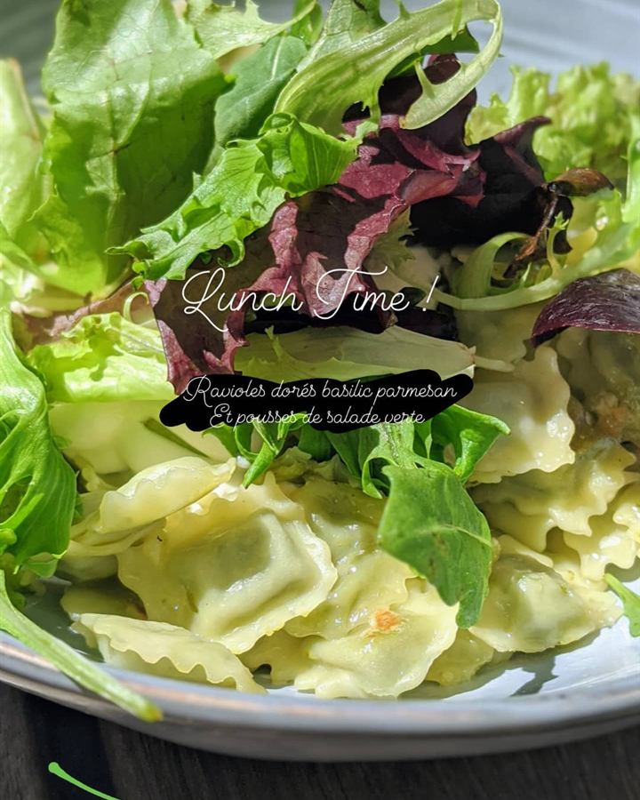 Ravioles dorées au basilic et parmesan, pousses de salade