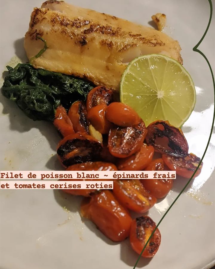 Filet de poisson blanc, épinards frais et tomates cerises rôties