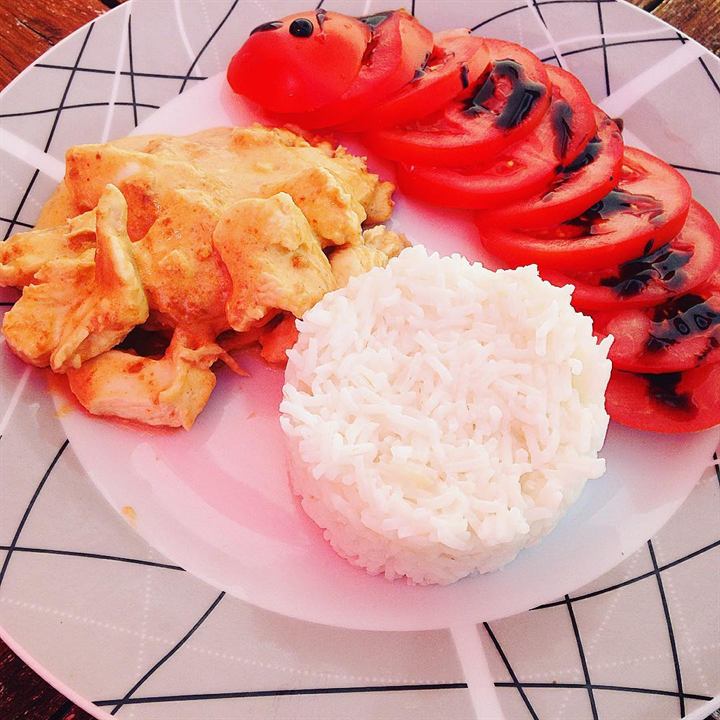Poulet satay à la coco, riz basmati et tomate