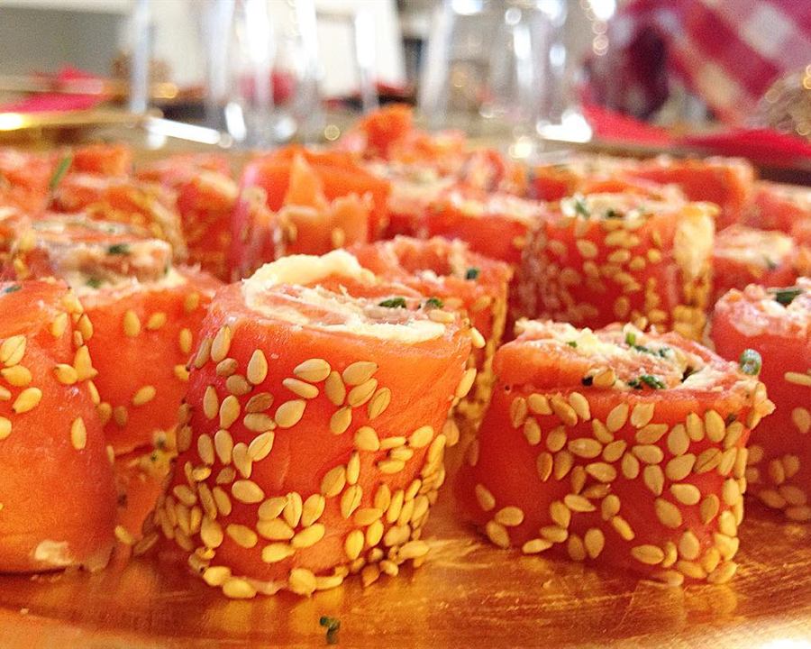 Mini-roulés au saumon, saint-marcellin et ciboulette