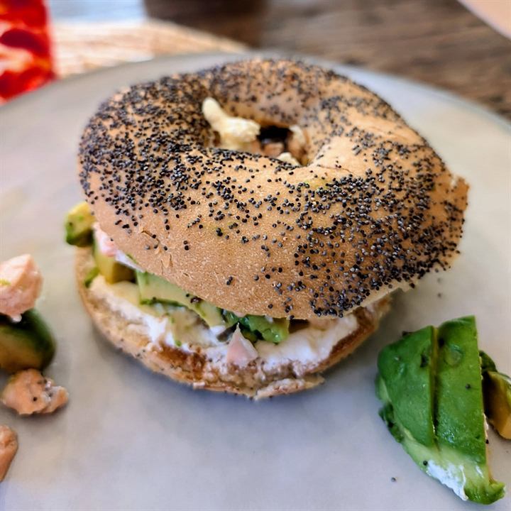 Bagel saumon, avocat et fromage frais