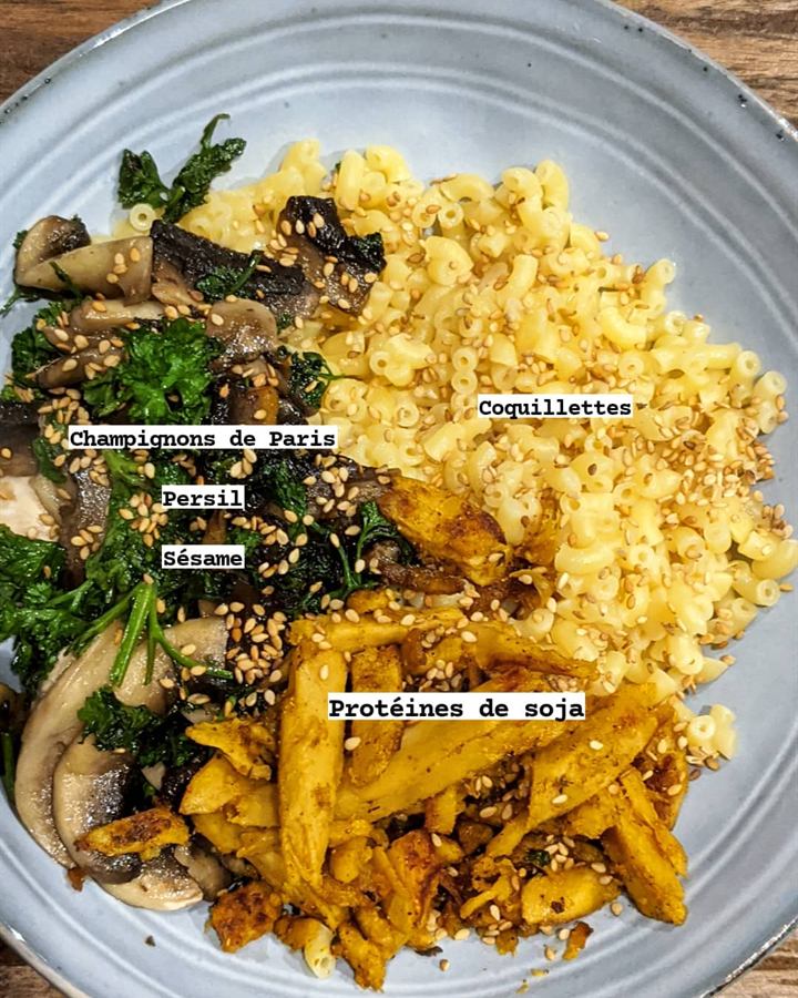 Coquillettes aux champignons, persil, sésame et protéines de soja