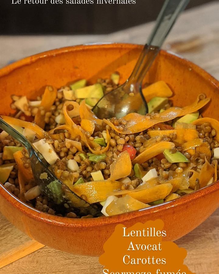Salade d'hiver lentilles, avocat, carottes et scamorza fumée