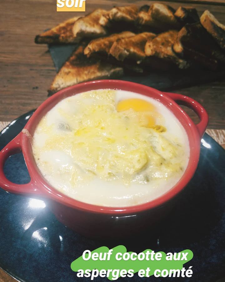 Œufs cocotte aux asperges et comté
