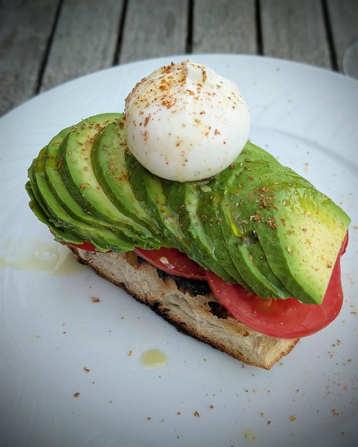 Avocado toast burrata, tomate, citron et paprika