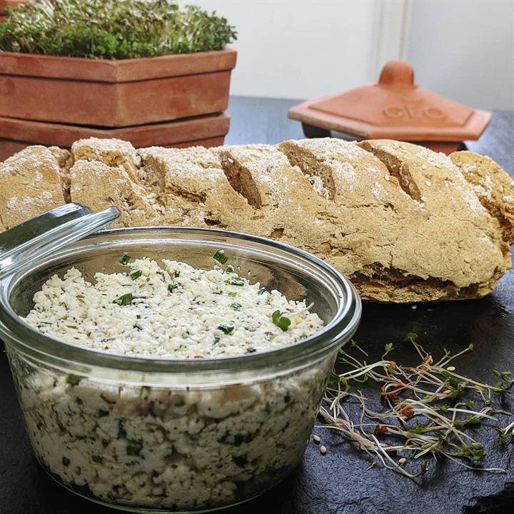 Pain au maïs, fromage frais aux herbes et graines germées