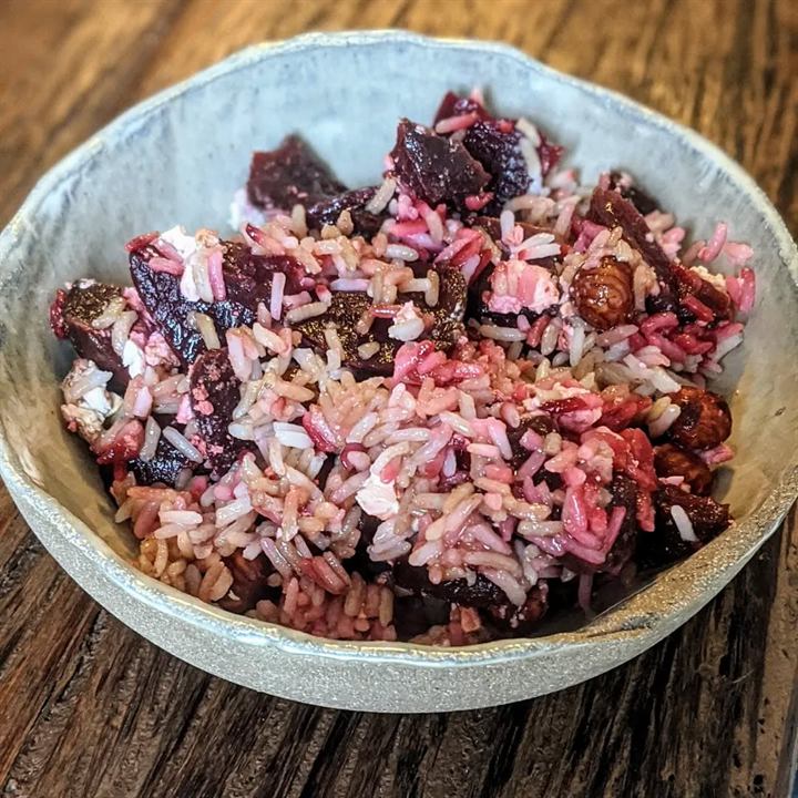 Salade de riz, betterave, feta et noisettes