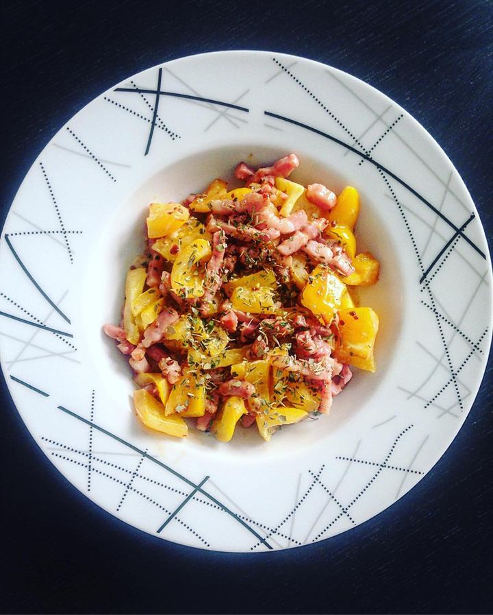 Lardons et poivron jaune aux herbes