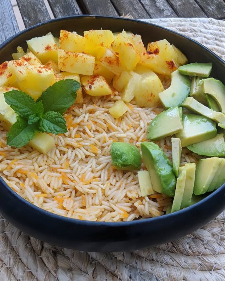 Assiette exotique riz aux épices, avocat et ananas rôti