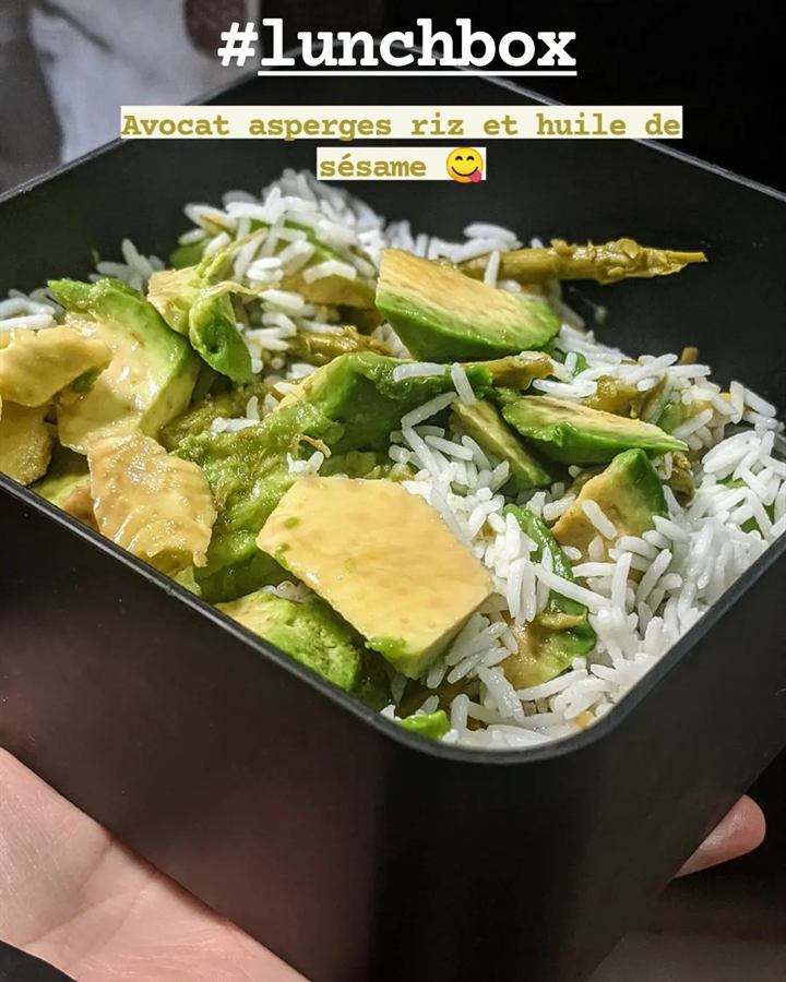 Riz, avocat, asperges et huile de sésame