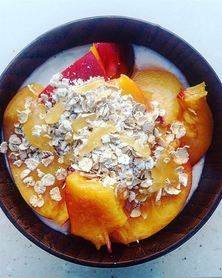 Bol fromage blanc, nectarine, avoine et miel onctueux