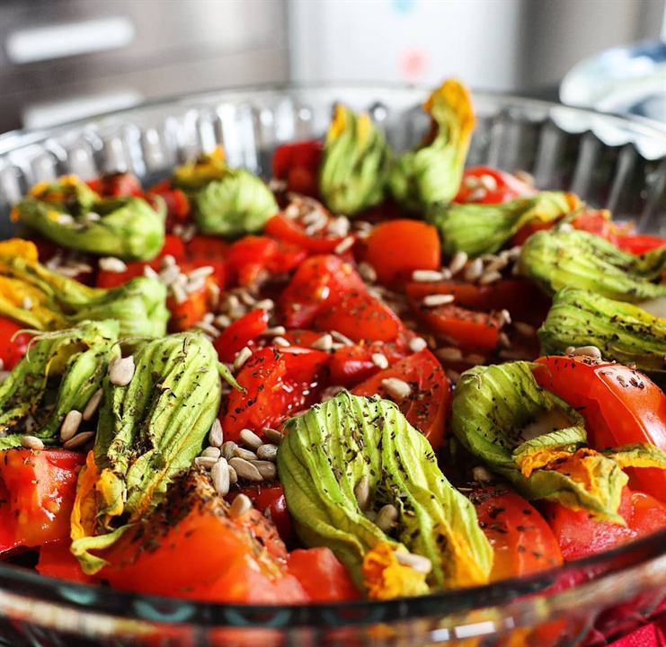 Fleurs de courgette farcies au roquefort et tomates rôties