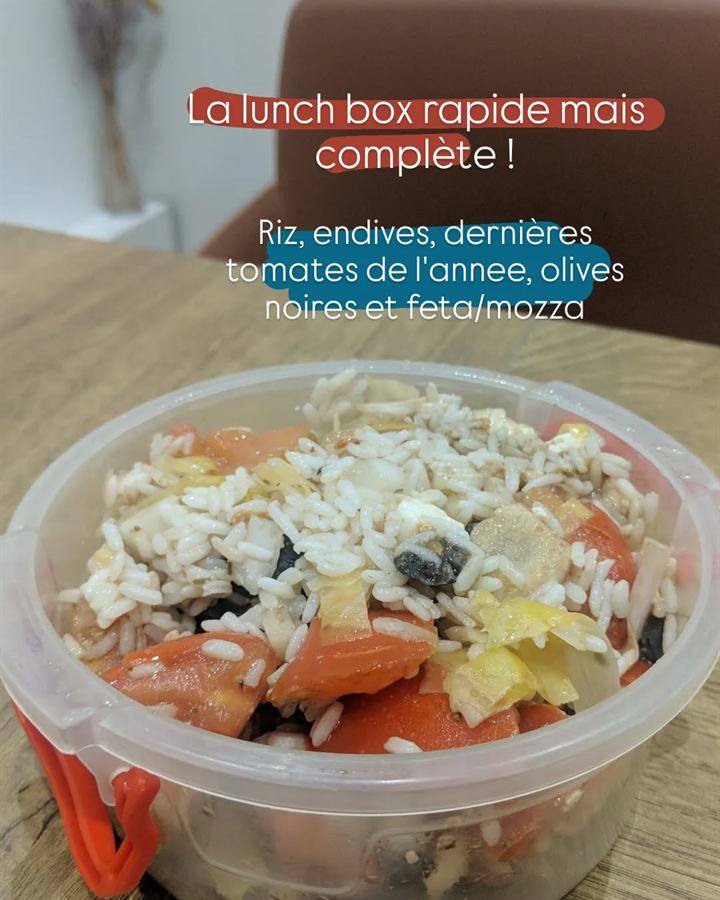 Lunch box riz, endives, tomates, olives et feta-mozza