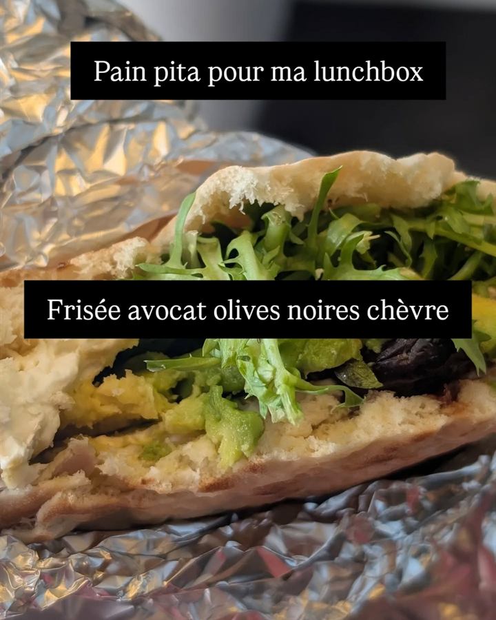 Pain pita frisée, avocat, olives noires et chèvre