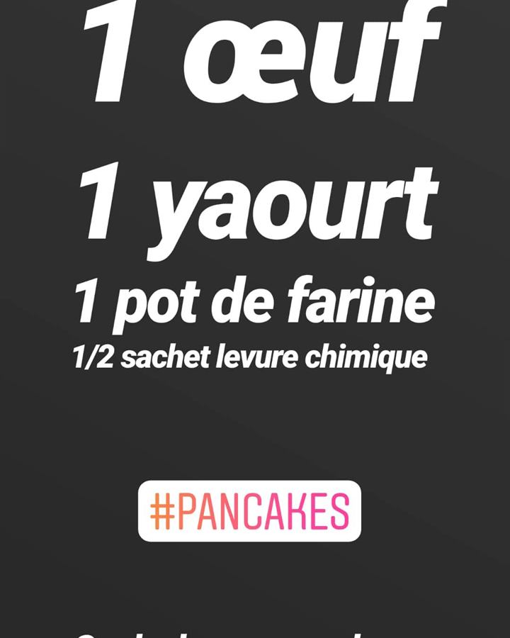 Pancakes sans sucre aux kiwis et fruits rouges