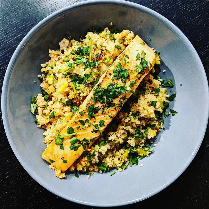 Pavé de saumon orange-soja et semoule aux poireaux