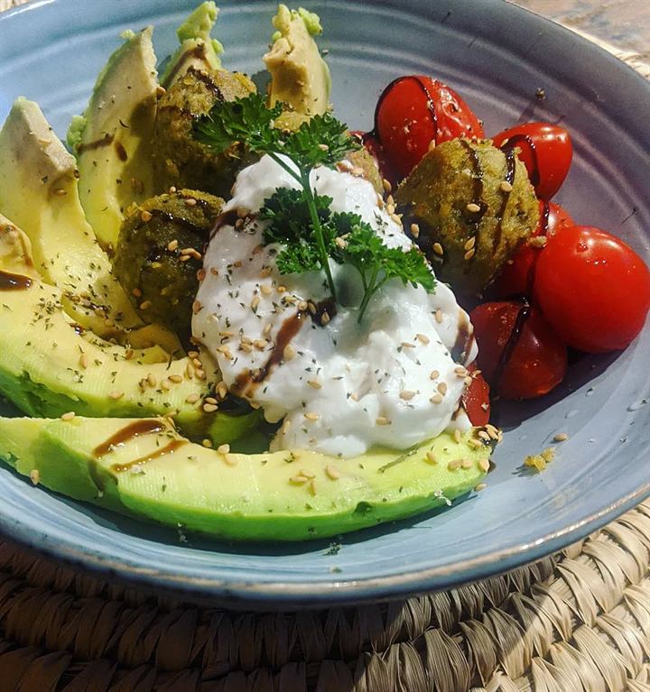 Assiette veggie falafels, avocat et sauce yaourt coco-persil