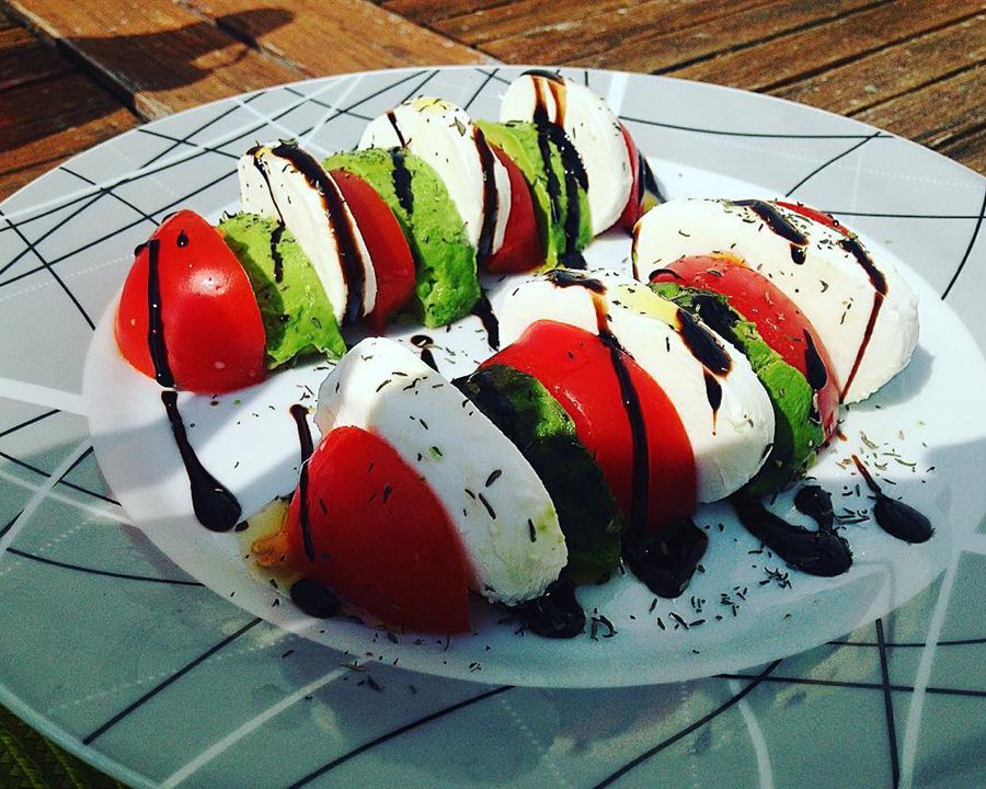 Tomate, mozzarella et avocat au balsamique