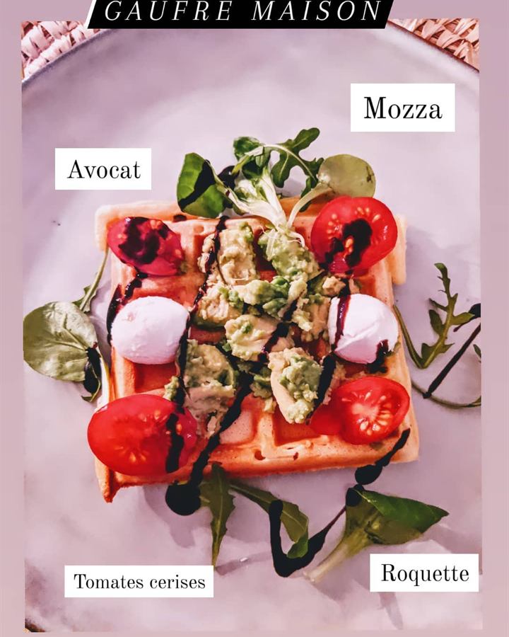 Gaufres salées avocat, tomates cerises, roquette et mozzarella