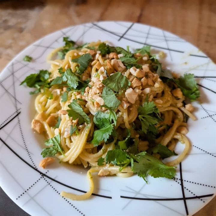 Spaghetti sautés aux légumes, sauce cacahuète et citron vert