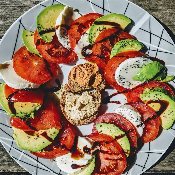 Trio tomate-mozza-avocat et tartines de houmous