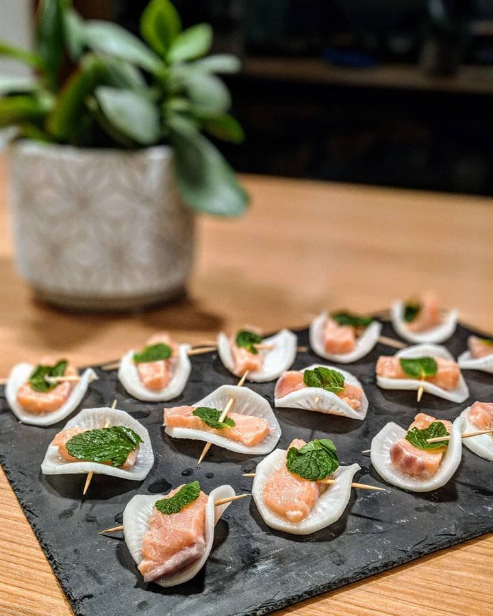 Bouchées de saumon frais et menthe sur radis noir