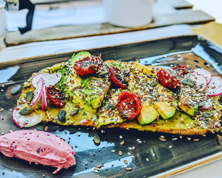 Avocado toast, tomates rôties, radis et houmous de betterave