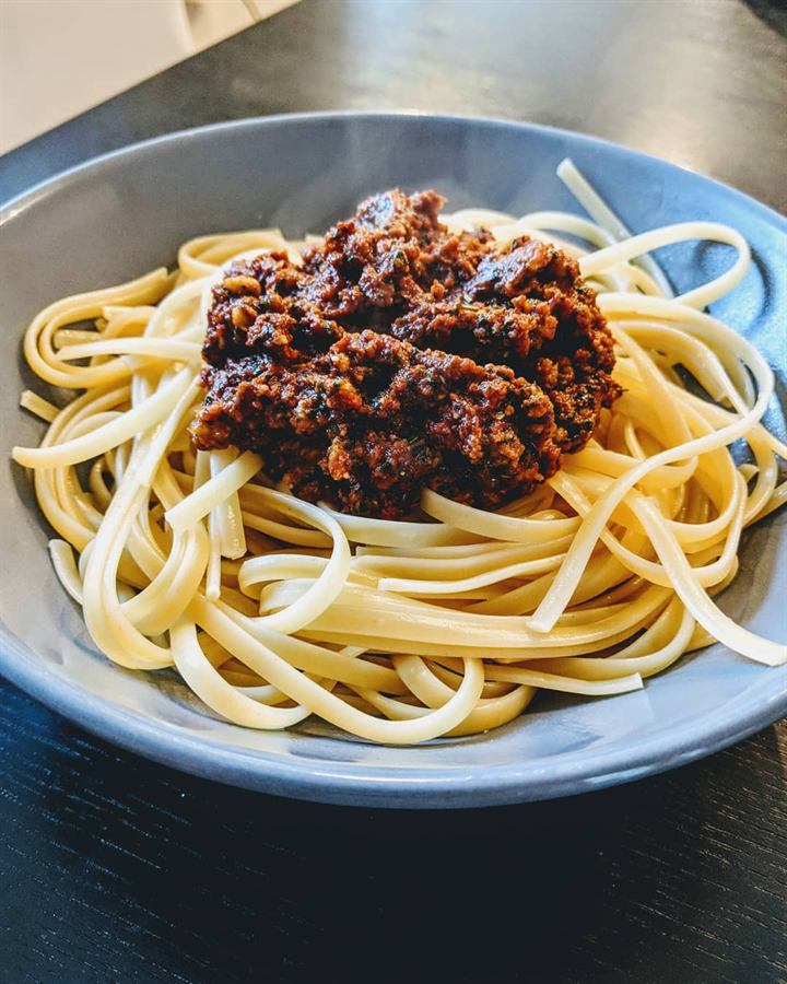 Linguine à la tomate, amandes et graines de tournesol