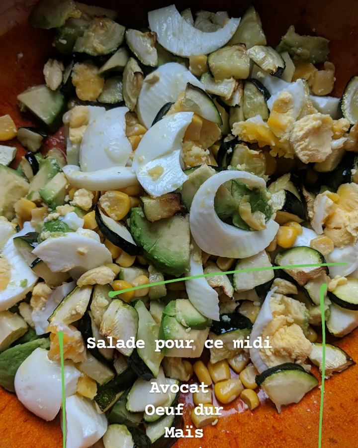 Salade avocat, œuf dur, maïs et courgette rôtie
