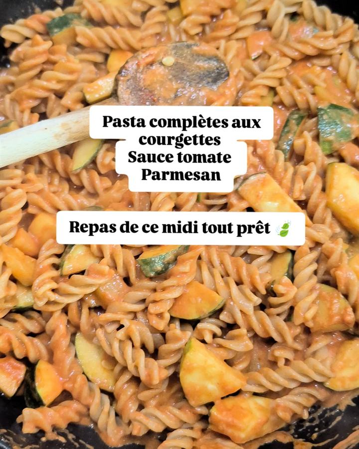 Pâtes complètes aux courgettes, sauce tomate et parmesan