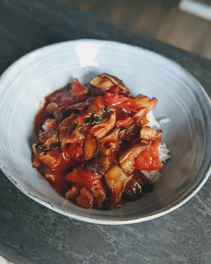 Poêlée de pleurotes, tomates concassées et riz basmati