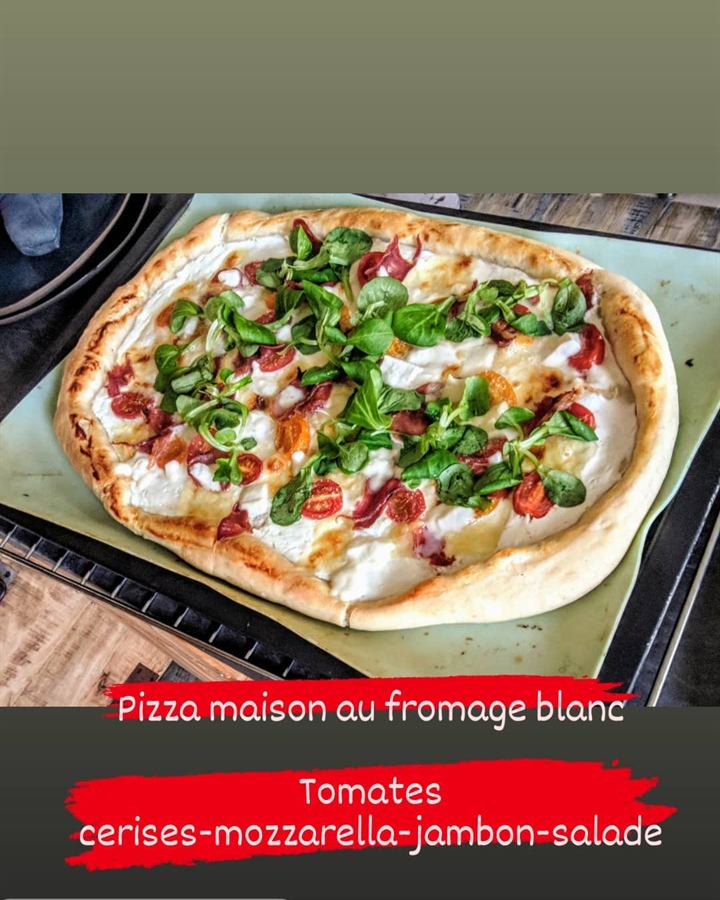 Pizza à la pâte au fromage blanc, mozzarella et jambon