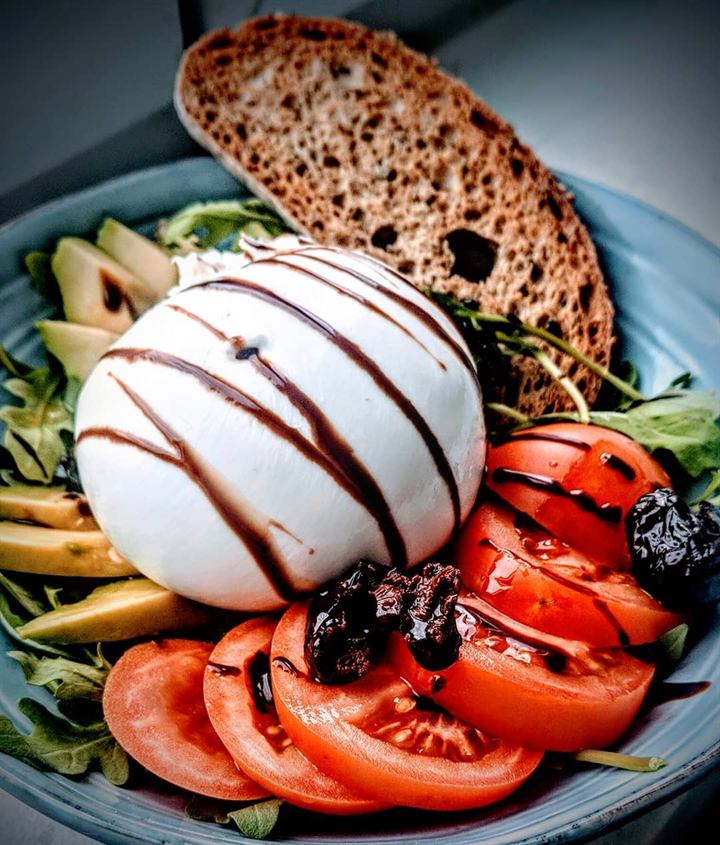 Salade roquette, burrata, avocat et olives noires
