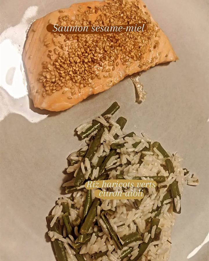 Saumon sésame-miel, riz et haricots verts, sauce citron