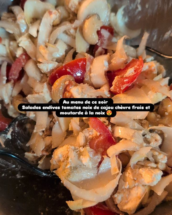 Salade endives, tomates, noix de cajou, chèvre frais et moutarde à la noix