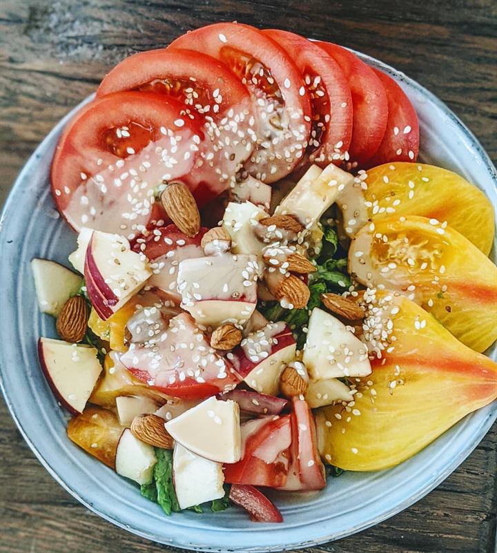 Salade tomates de couleurs, pomme et amandes