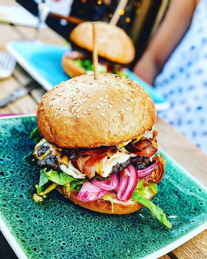 Burger aux oignons roses