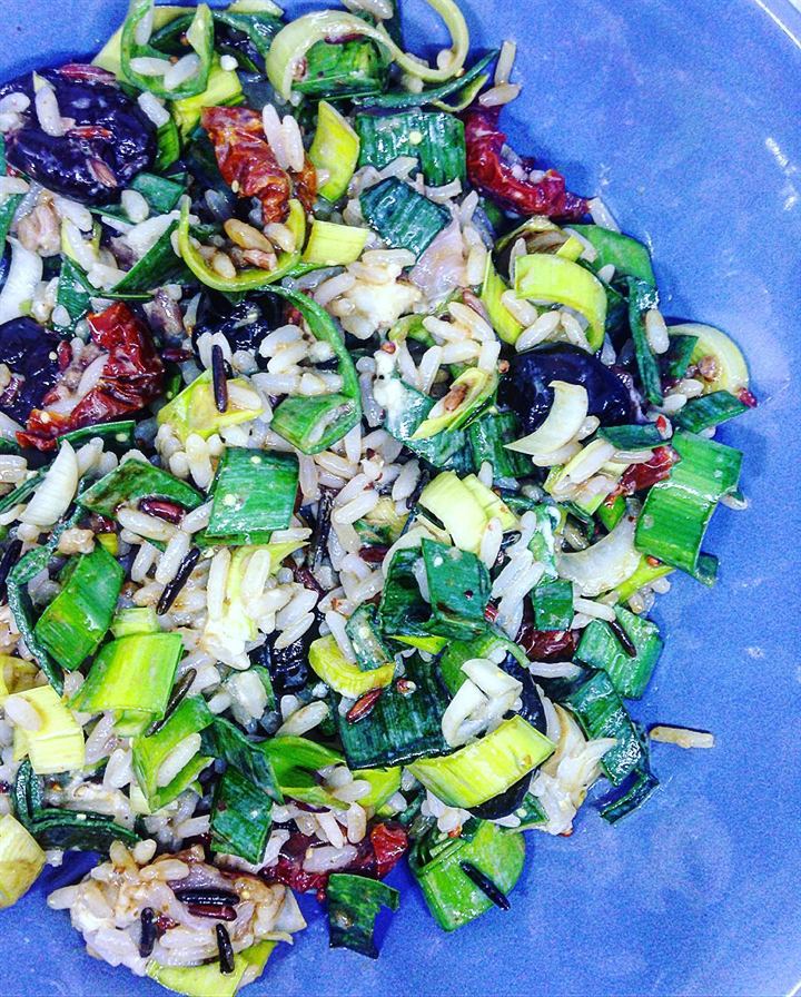 Salade de poireau, riz, chèvre et olives