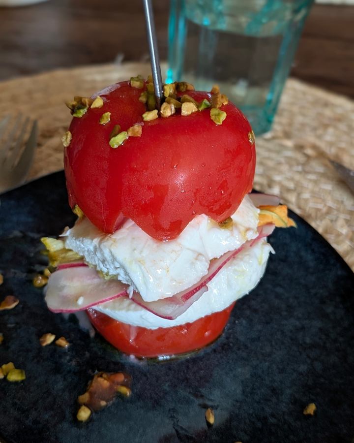 Tomates en étages, mozzarella, radis et pistaches