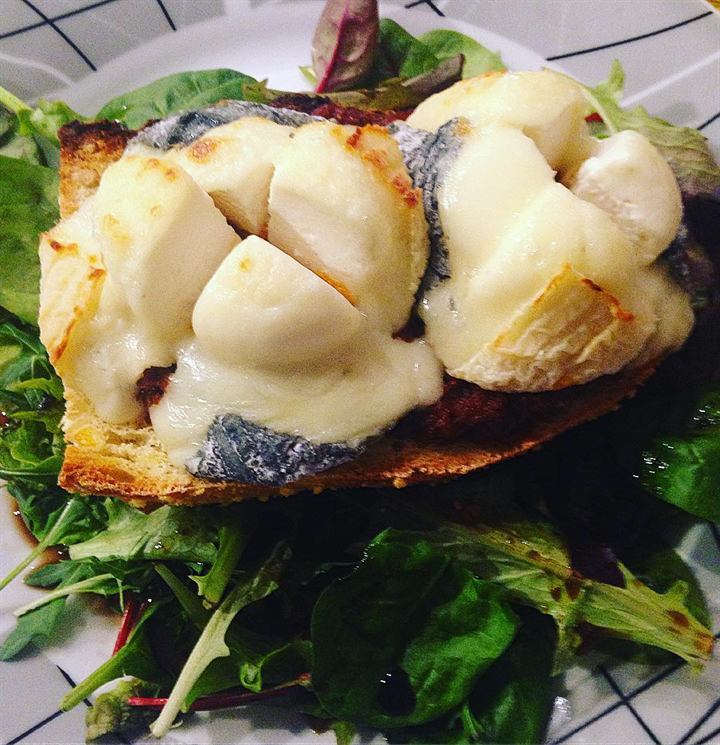 Crottins de chèvre et tomates séchées sur pain au maïs