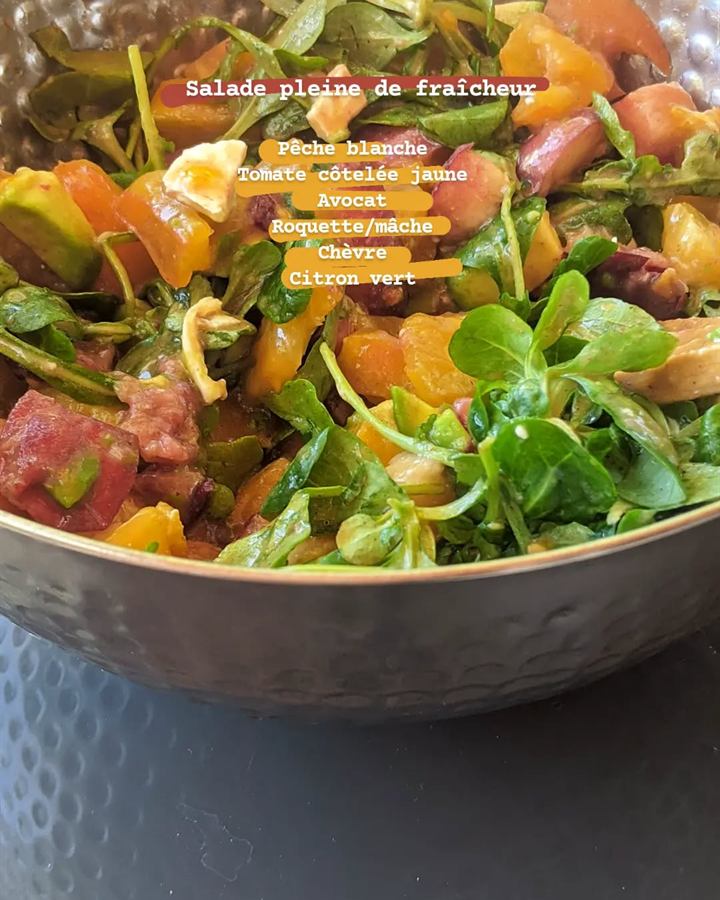 Salade pêche blanche, tomate jaune, avocat et chèvre
