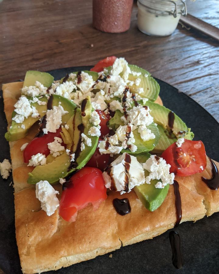 Focaccia avocat, tomates, feta et crème de balsamique