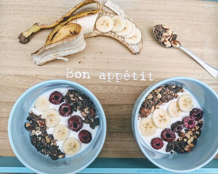 Bol yaourt, framboises, banane et granola