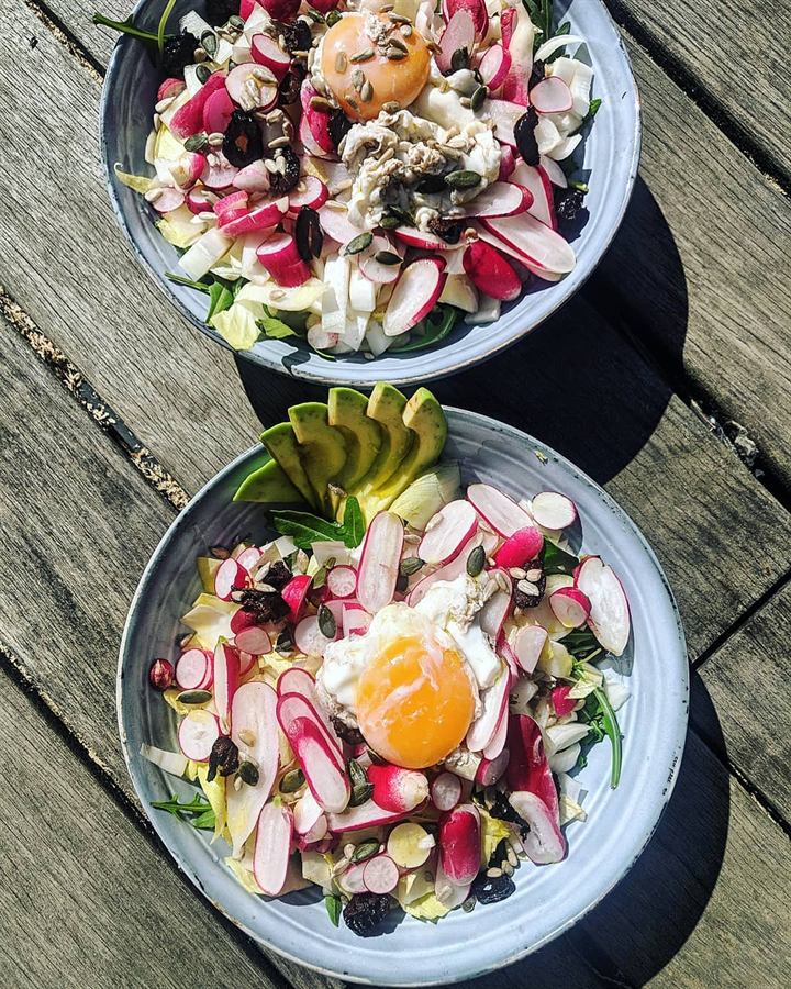 Salade printanière endives, roquette, radis, avocat et œuf