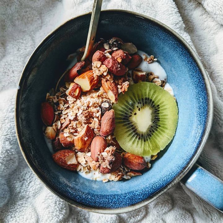 Bol du lundi : muesli maison, kiwi et fromage blanc